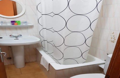 Luarca Casa | Acogedora habitación doble con baño privado