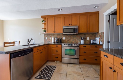 Celista Condominio | Welcoming family-friendly lake front condo on the beautiful, sunny Shuswap Lake!