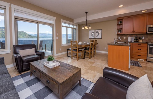 Celista Condominio | Welcoming family-friendly lake front condo on the beautiful, sunny Shuswap Lake.