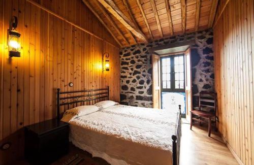 Cais do Pico Casa | Welcoming House in São Roque do Pico with Mountain View
