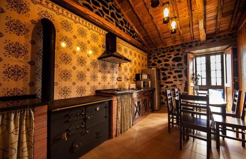 Cais do Pico Casa | Welcoming House in São Roque do Pico with Mountain View