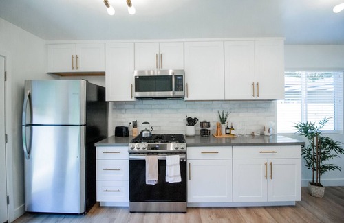 Lawndale Casa | Welcoming & Modern 3BD/2BA Home - Close to SpaceX, LAX, Beaches, & more!
