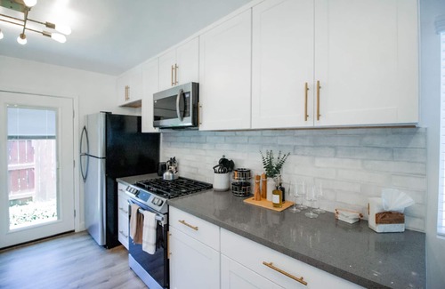 Lawndale Casa | Welcoming & Modern 3BD/2BA Home - Close to SpaceX, LAX, Beaches, & more!