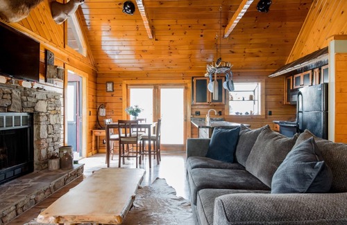 Gatlinburg - Pigeon Forge Cabina | Welcoming Rustic-Style Retreat with Screened in Hot Tub & Indoor Jacuzzi