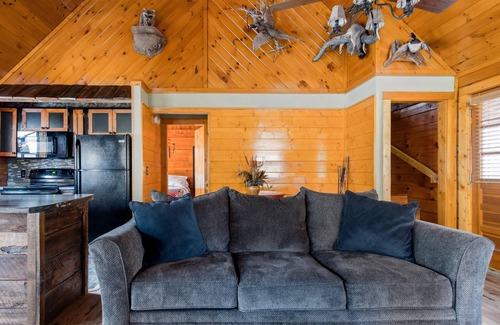 Gatlinburg - Pigeon Forge Cabina | Welcoming Rustic-Style Retreat with Screened in Hot Tub & Indoor Jacuzzi