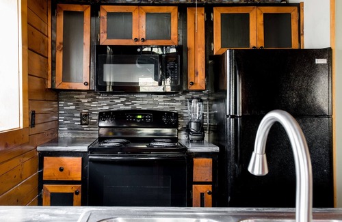 Gatlinburg - Pigeon Forge Cabina | Welcoming Rustic-Style Retreat with Screened in Hot Tub & Indoor Jacuzzi