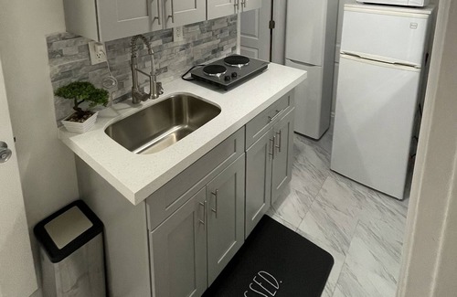 The Hammocks Apartamento | welcoming you to a Bedroom kitchen and parking