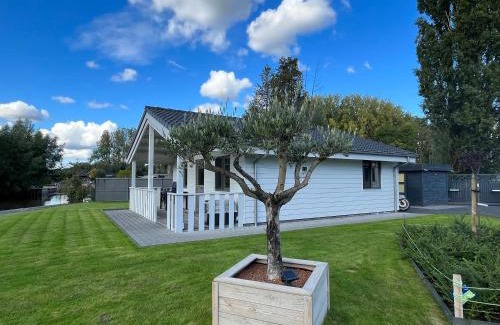 Puurs-Sint-Amands Chalet De Esquí | Welkom bij Mario, Een charmante Chalet gelegen aan een vijver in bosrijke omgeving waar je tot rust kan komen.