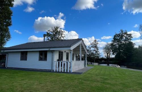 Puurs-Sint-Amands Chalet De Esquí | Welkom bij Mario, Een charmante Chalet gelegen aan een vijver in bosrijke omgeving waar je tot rust kan komen.