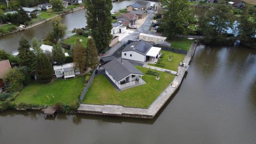 Puurs-Sint-Amands Chalet De Esquí | Welkom bij Mario, Een charmante Chalet gelegen aan een vijver in bosrijke omgeving waar je tot rust kan komen.