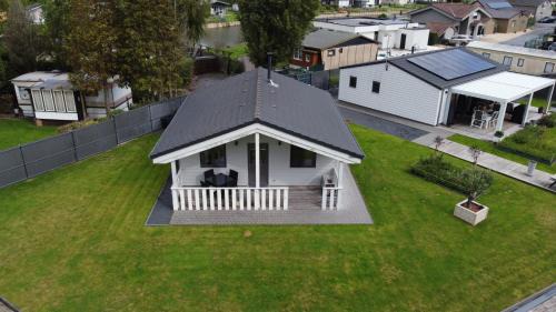 Puurs-Sint-Amands Chalet De Esquí | Welkom bij Mario, Een charmante Chalet gelegen aan een vijver in bosrijke omgeving waar je tot rust kan komen.