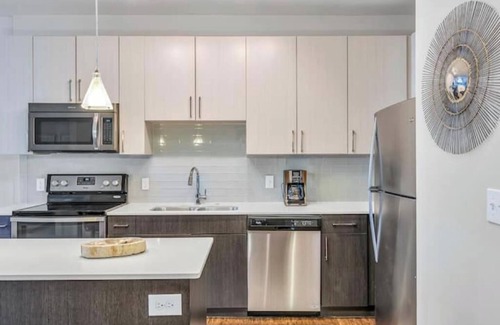 Poncey-Highland Apartamento | Well appointed apartment w/full gym & gated parking in the heart of Inman Park!