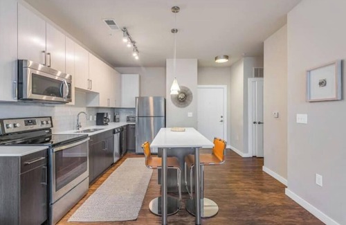 Poncey-Highland Apartamento | Well appointed apartment w/full gym & gated parking in the heart of Inman Park!