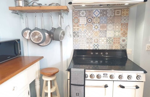 Dolgellau Casa | Well appointed Grade II listed traditional stone house.