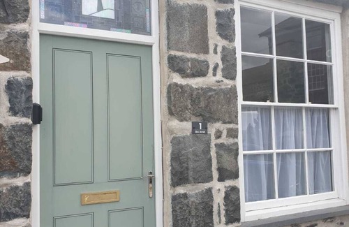 Dolgellau Casa | Well appointed Grade II listed traditional stone house.