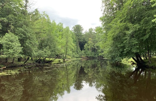 Menominee Casa | Well-appointed River home w/pool, screened porch, freestanding tub