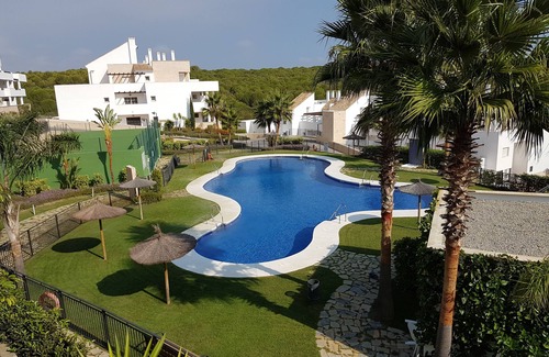 San Roque Apartamento | Bien equipado, amplio apartamento de tres habitaciones, un entorno pintoresco cerca de campos de golf