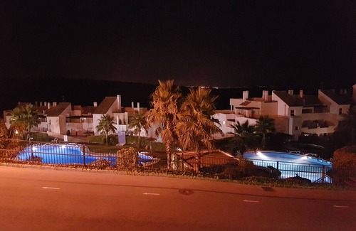 San Roque Apartamento | Bien equipado, amplio apartamento de tres habitaciones, un entorno pintoresco cerca de campos de golf