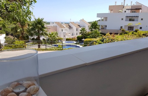 San Roque Apartamento | Bien equipado, amplio apartamento de tres habitaciones, un entorno pintoresco cerca de campos de golf
