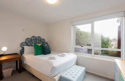 Northcote Apartamento | Well-Appointed Sunny 2 Bedroom Apartment in Northcote With Parking