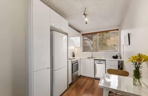 Northcote Apartamento | Well-Appointed Sunny 2 Bedroom Apartment in Northcote With Parking