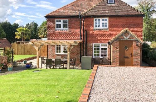 Barns Green Casa | Well Cottage