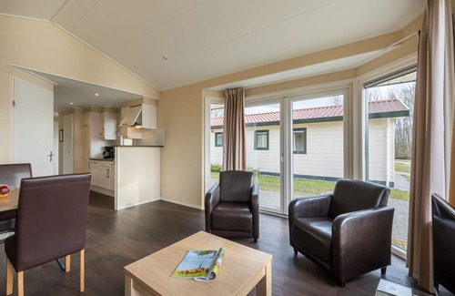 Gasselternijveen Chalet De Esquí | Well furnished mobile home with dishwasher, near water