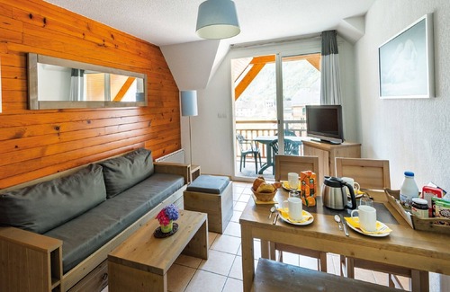 Saint-Mamet Apartamento | Apartamento bien cuidado con baños termales.