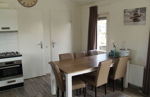Municipality of Hellevoetsluis Chalet De Esquí | Chalet bien cuidado con microondas, a 4,5 km. de Rockanje