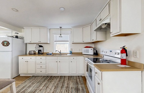 Boothbay Harbor Casa | Well-located, dog-friendly home - walk to footbridge & Barrett Park
