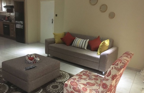 Greendale Apartamento | Apartamento de 3 dormitorios bien asegurado, limpio y ordenado con un hermoso jardín