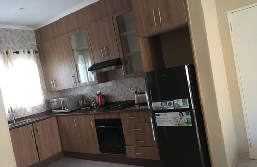Greendale Apartamento | Apartamento de 3 dormitorios bien asegurado, limpio y ordenado con un hermoso jardín