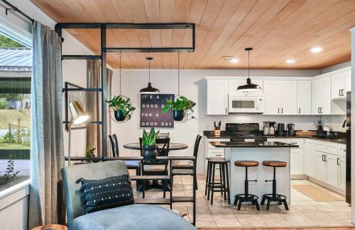 Woodfin Casa | Wellington Cottage 2br Modern Boho