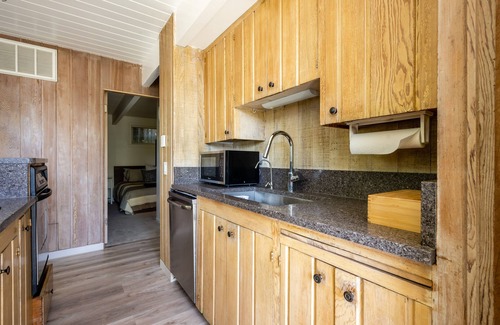 Rio del Mar Cabaña | Cheerful 2 Bedroom Cottage Near the Beach