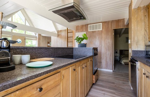 Rio del Mar Cabaña | Cheerful 2 Bedroom Cottage Near the Beach