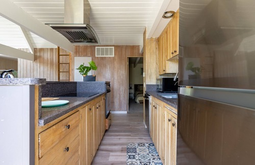 Rio del Mar Cabaña | Cheerful 2 Bedroom Cottage Near the Beach