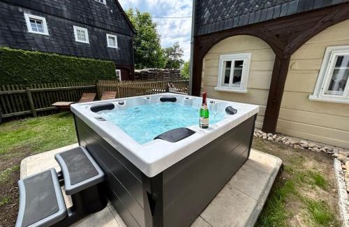 Grossschoenau Casa | Wellness-Ferienhaus "Hexe" - Whirlpool, Sauna & 3 Bäder auf 237 qm
