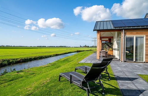 Akkrum Casa | Wellness home located on the water in Friesland