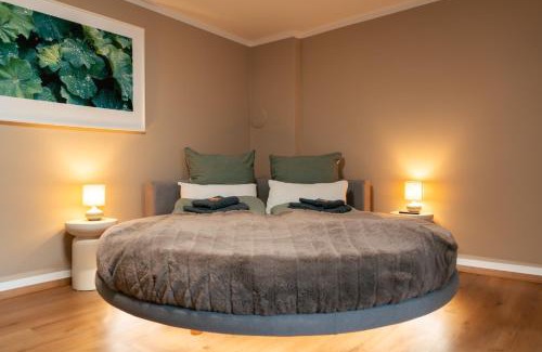 Graz City Centre Apartamento | Wellness Retreat for 2 with Private Sauna & Whirlpool - Free Parking, Quiet City Center by HERO HOMES
