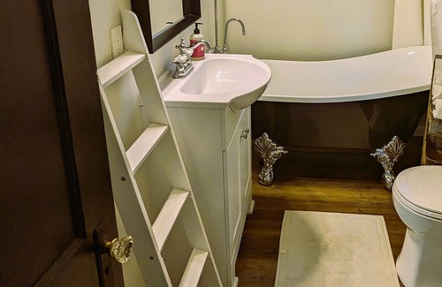 Greensburg Casa | Wellness retreat w/yoga studio. Off 5-star trail and 10-minute walk to downtown
