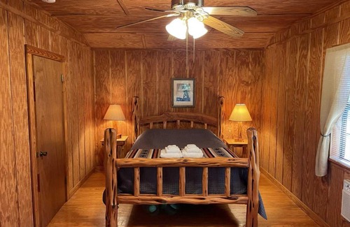 Bandera Cama Y Desayuno | West 1077 Guest Ranch- Hackberry Room 10
