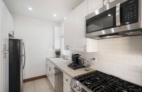 Santa Barbara Apartamento | West Beach Apartment #10 — blocks to the Beach, Downtown State St. & Funk Zone