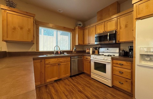 Broken Top Casa | West Bend Bike and Ski Getaway Hot Tubs Ready