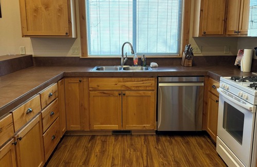 Broken Top Casa | West Bend Bike and Ski Getaway Hot Tubs Ready