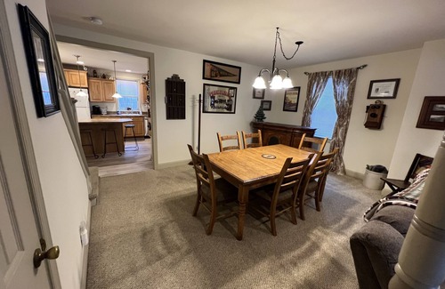 Ashfield Casa | West Broadway con estacionamiento privado!