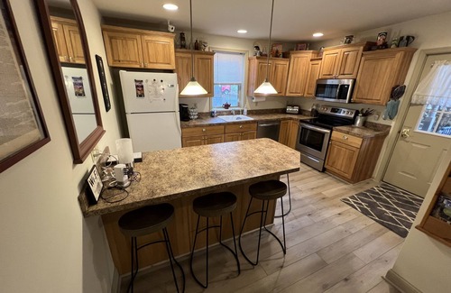 Ashfield Casa | West Broadway con estacionamiento privado!