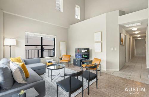 West Campus Apartamento | West Campus 8BR 5BA Dual Retreat Near Zilker, SXSW and Downtown by Austin Vacay