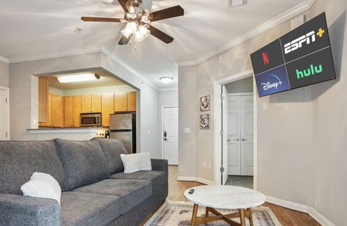 West Campus Apartamento | West Campus Accommodations + Pool + King Bedrooms