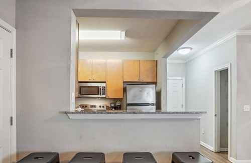 West Campus Apartamento | West Campus Accommodations + Pool + King Bedrooms
