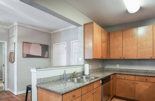 West Campus Apartamento | West Campus Accommodations + Pool + King Bedrooms